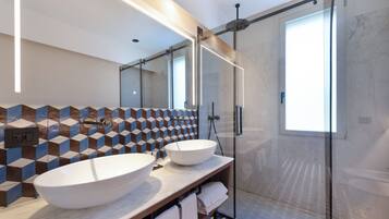 SĂšche-cheveux, serviettes fournies, savon, papier toilette