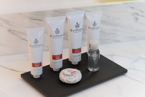 Hair dryer, towels, soap, toilet paper - Wonderful suites sorrento view (Campania)