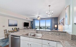 Mikrobølgeovn, kokeplater, oppvaskmaskin og kaffetrakter/tekoker