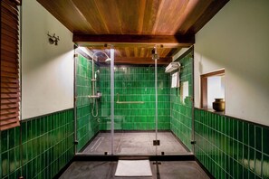 Pancuran mandi, pengering rambut, jubah mandi, selipar 