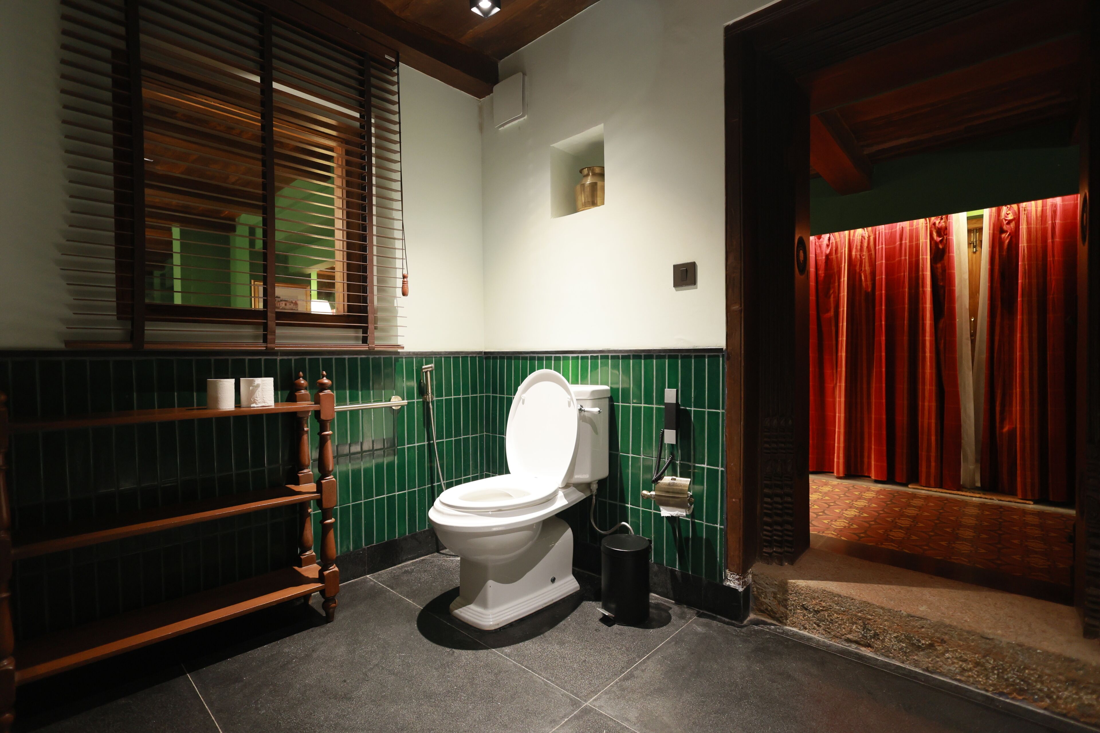 Une salle de bain comprenant des toilettes, un lavabo et un espace douche.