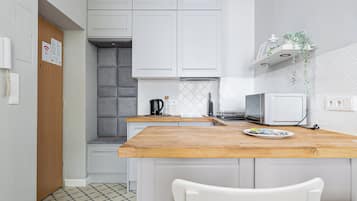 Studio, 1 Queen Bed | Private kitchenette