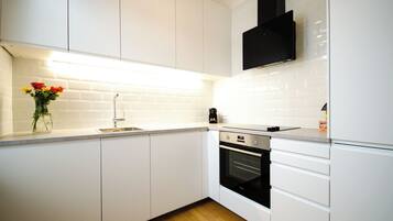 Apartamento, 2 quartos, para não fumantes, cozinha | Cozinha privada | Geladeira grande, micro-ondas, fogão, cooktop