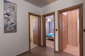 5 bedrooms, iron/ironing board, WiFi, bed sheets
