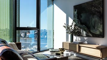 Apartamento superior, 1 quarto | Área de estar | TV de tela plana