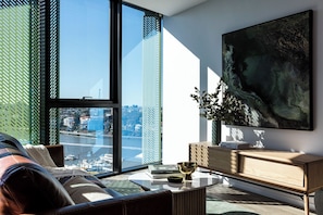 Appartement supérieur, 1 chambre | Aire de séjour | Téléviseur à écran plat