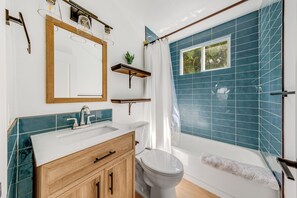 Een douche, een haardroger, handdoeken