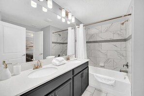Townhome, 4 Bedrooms | Bathroom | Towels - 1569plunker 4 Bedroom Townhouse (Davenport)