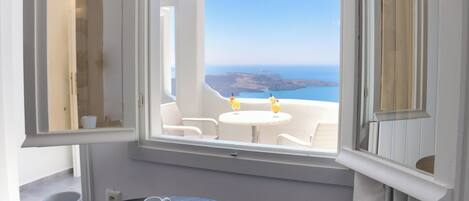 Junior Suite, Sea View | 1 bedroom, in-room safe, soundproofing, iron/ironing board