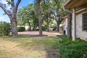 Property grounds - Kermit's Place 3 Bedroom Home (Fredericksburg)