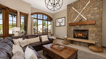 House, 4 Bedrooms | Living area | Smart TV