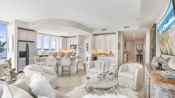 Condo, 3 Bedrooms | Interior