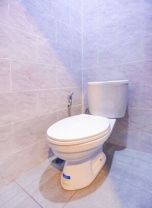 Een douche, gratis toiletartikelen, handdoeken, zeep