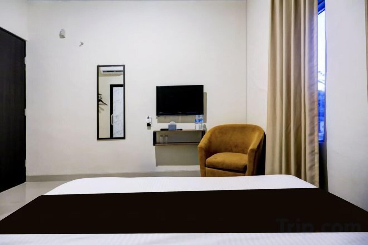 Egyptian cotton sheets, premium bedding, laptop workspace, free WiFi