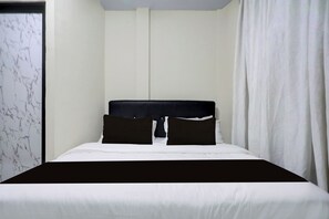 Egyptian cotton sheets, premium bedding, laptop workspace, free WiFi - Collection O Near UNRIKA Formerly Dory Inn (Batam)