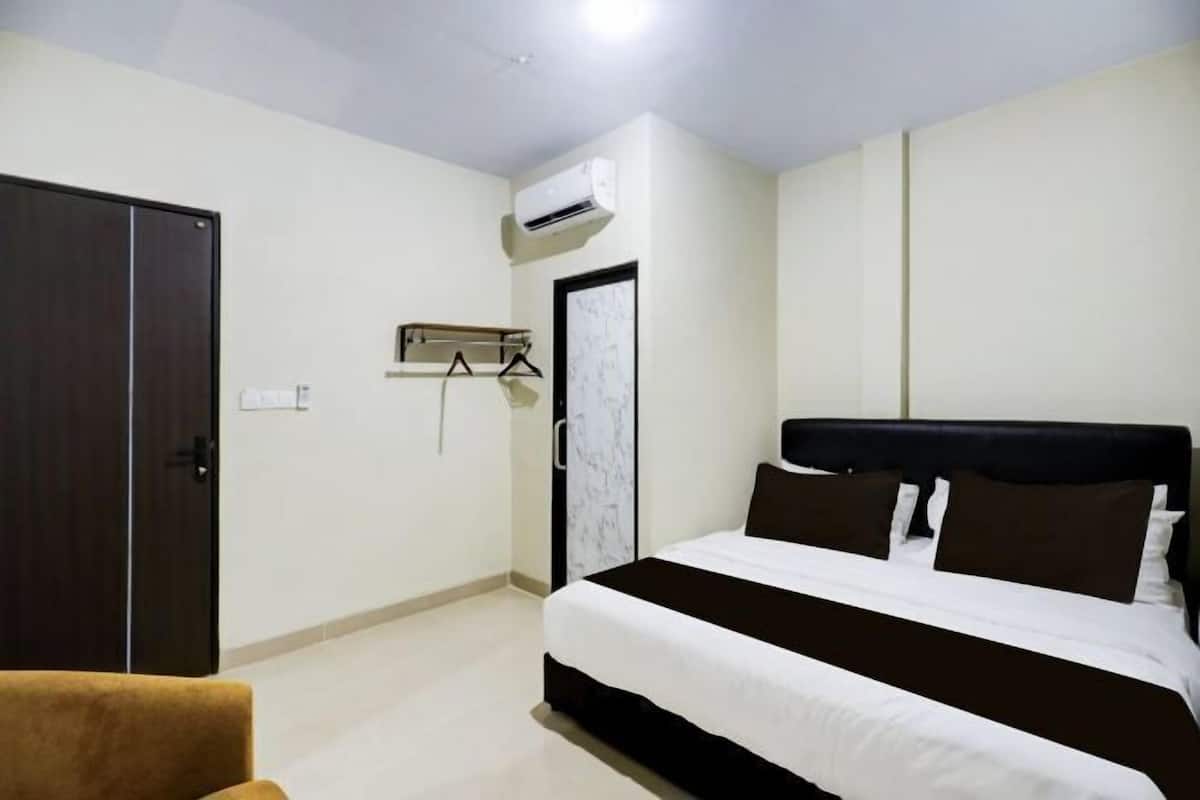 Egyptian cotton sheets, premium bedding, laptop workspace, free WiFi