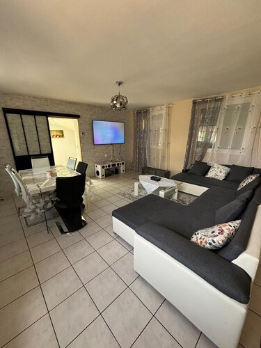 Charming 2-bedroom townhome in lovely Sotteville-lès-Rouen with WiFi