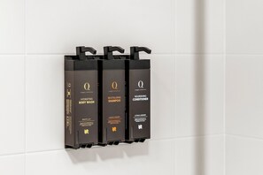 Hair dryer, towels, soap, shampoo - Bondi Beach Apartments by Urban Rest (Bondi Beach)