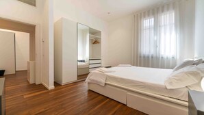 A bedroom with a bed, a wardrobe, and a mirror. - Solemar Sicilia - Al Kasar (Palermo)