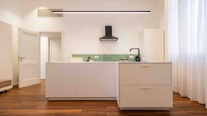 Basic Apartment | Private kitchen | Dining table