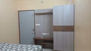 Soundproofing, free WiFi, bed sheets - Goroomgo Laxmi Narayan Puri (Puri)