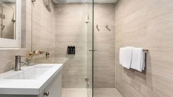 Secador de cabelo, toalhas de banho, sabonete, shampoo