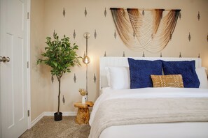 4 bedrooms, desk, iron/ironing board, free WiFi - 4bd/4bath w/ Community Pool & Beach Volleyball - 6mins to Kyle Field (College Station)