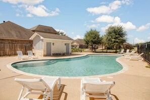 Een buitenzwembad, een verwarmd zwembad