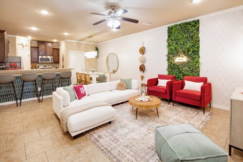 4bd/4bath w/ Community Pool & Beach Volleyball - 6mins to Kyle Field