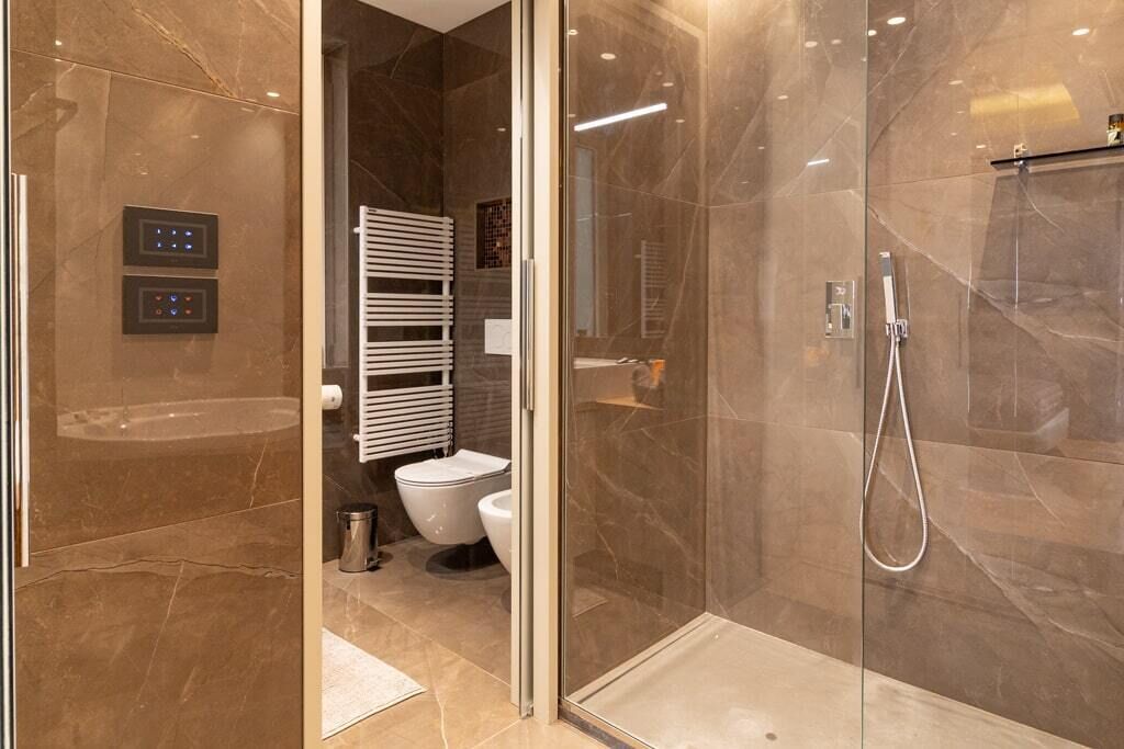 Tina de hidromasaje, secadora de cabello, bidet, toallas 