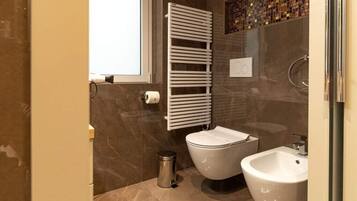 Whirlpool, Haartrockner, Bidet, Handtücher