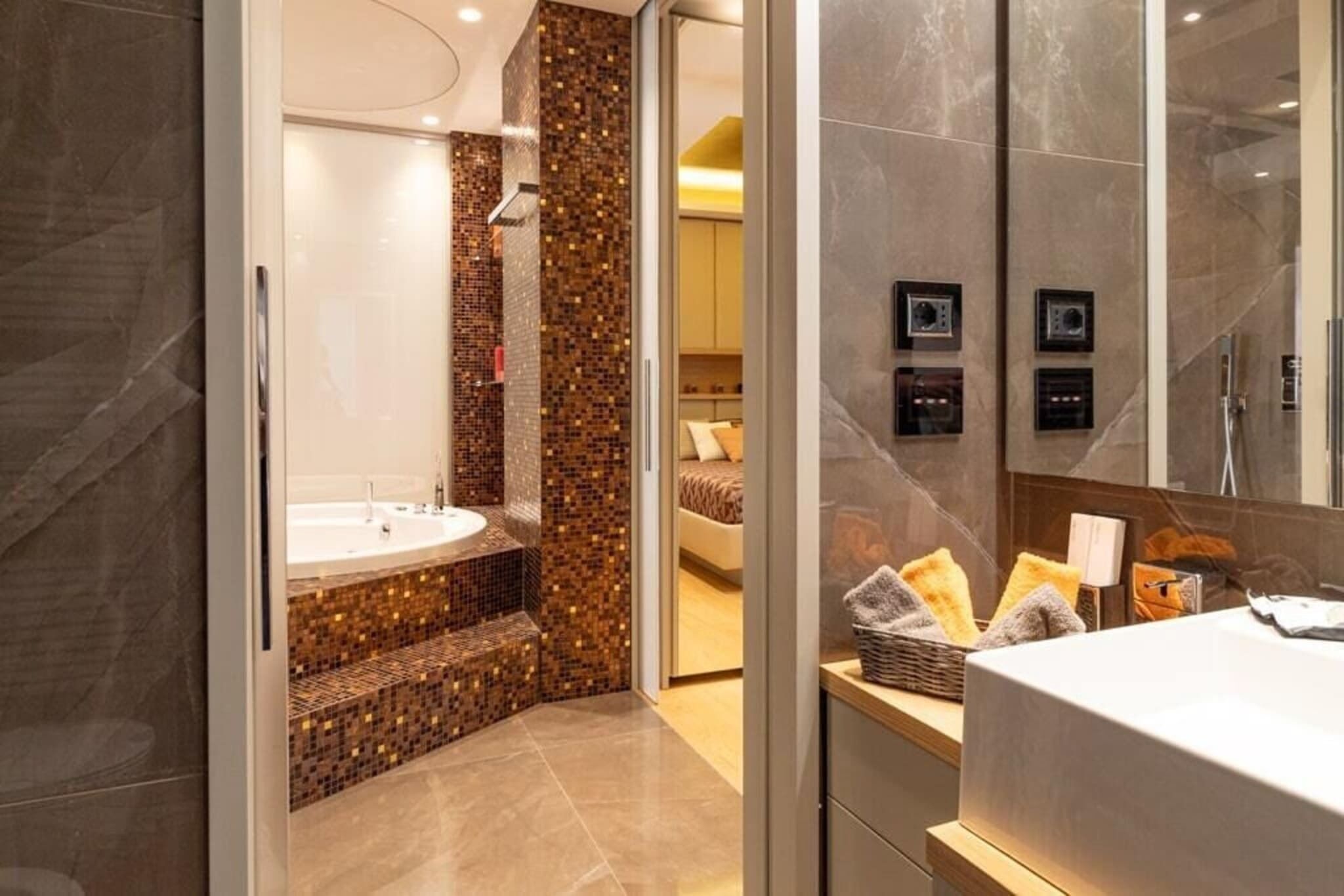 Een moderne badkamer met een bad, een wastafel en een douchehoek.