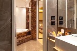 Een bubbelbad, een haardroger, een bidet, handdoeken