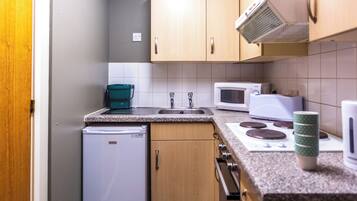Studio, Non Smoking | Private kitchen