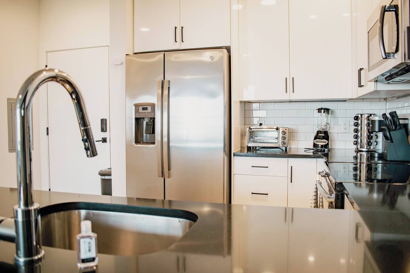 ثلاجة، ميكروويف، فرن، موقد طهي مسطح