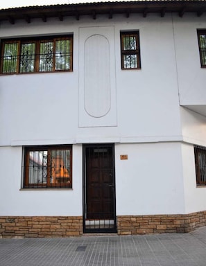 Front of property - Cosmo Mendoza Suites (Mendoza)