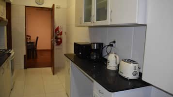 Full-sized fridge, microwave, stovetop, coffee/tea maker