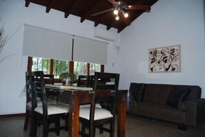 55-吋智慧型電視、數位頻道、Netflix、 DVD 播放機