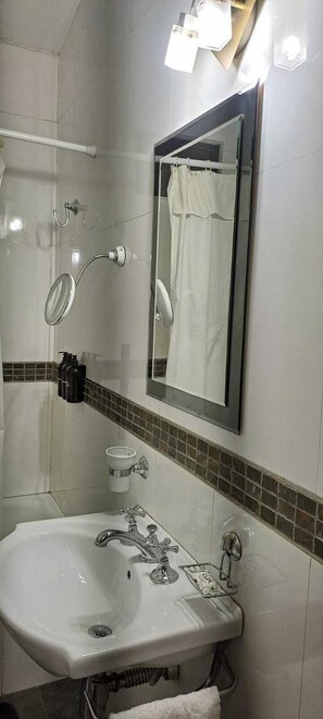 Hair dryer, towels, soap, shampoo - Cosmo Mendoza Suites (Mendoza)