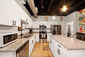 Fridge, microwave, oven, stovetop - Great Location! Short Drive to Downtown (Nashville)