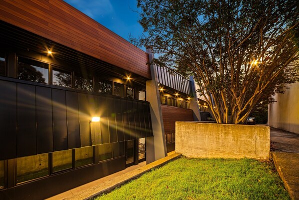 Exterior - Great Location! Short Drive to Downtown (Nashville)