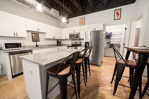 Fridge, microwave, oven, stovetop - Great Location! Short Drive to Downtown (Nashville)