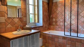 Douche, sèche-cheveux, bidet, serviettes fournies