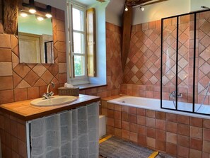 Dusche, Haartrockner, Bidet, Handtücher