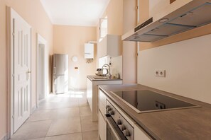 デラックス アパートメント | 専用キッチン | 冷蔵庫、電子レンジ、オーブン、コンロ