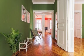 Deluxe Apartment | Laptop workspace, free WiFi