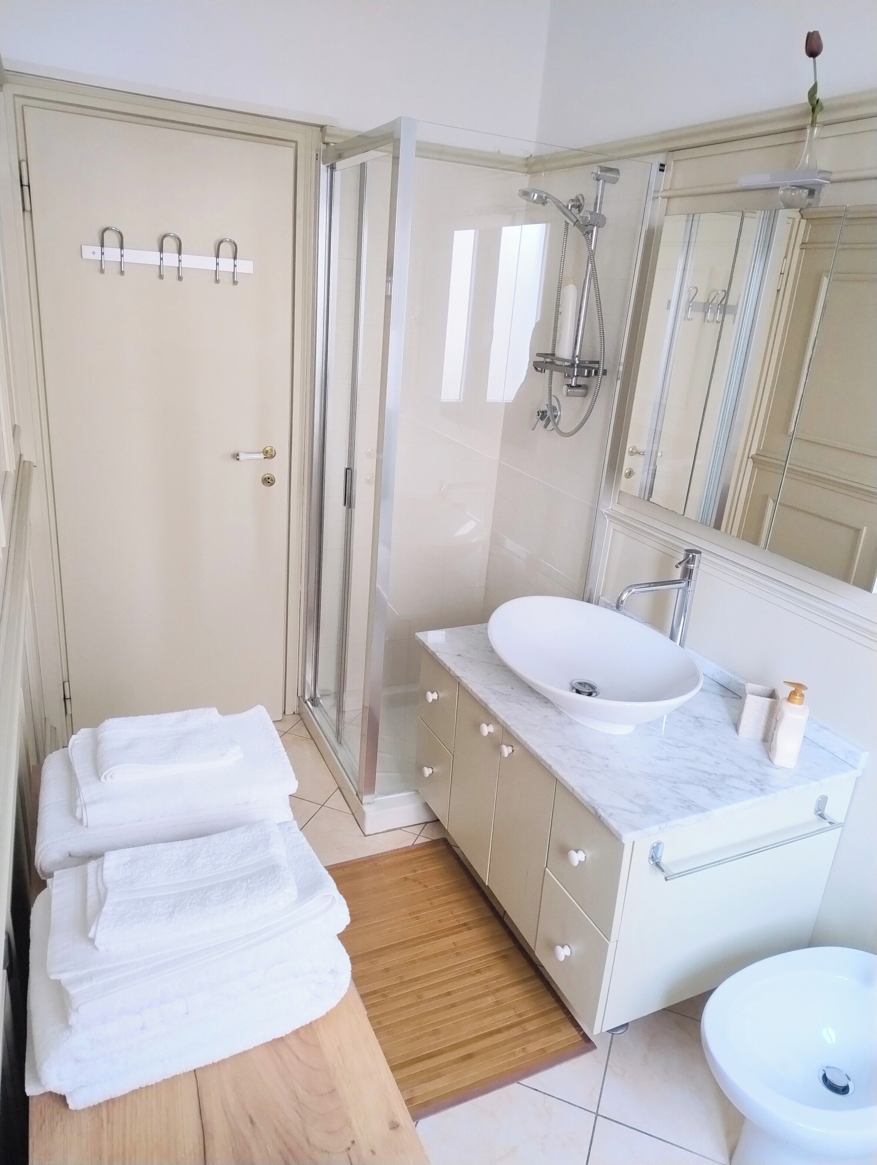 Doccia, asciugacapelli, bidet, asciugamani