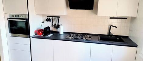 Een koelkast, een microgolfoven, een oven, een kookplaat