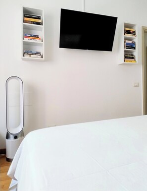 2 sovrum, värdeförvaringsskåp på rummet och skrivbord