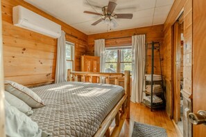 3 bedrooms, desk, travel cot, WiFi